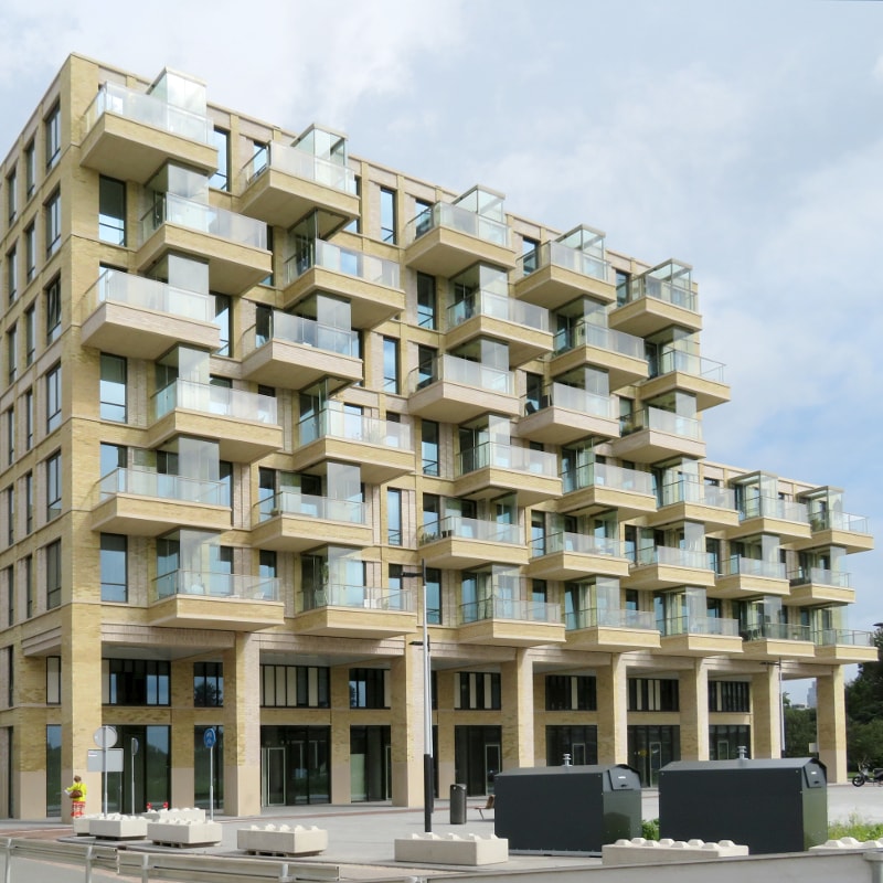 In het ontwikkelgebied Kop Zuidas te Amsterdam is het appartementencomplex Square gerealiseerd bestaande uit 111 appartementen.