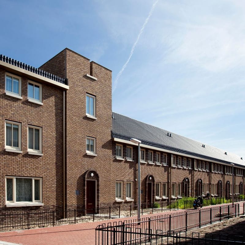 In Den Haag is de nieuwe wijk Kloosterbuuren gerealiseerd met in totaal 118 woningen waarvan Wouters de vloeren en het stucwerk heeft afgerond.