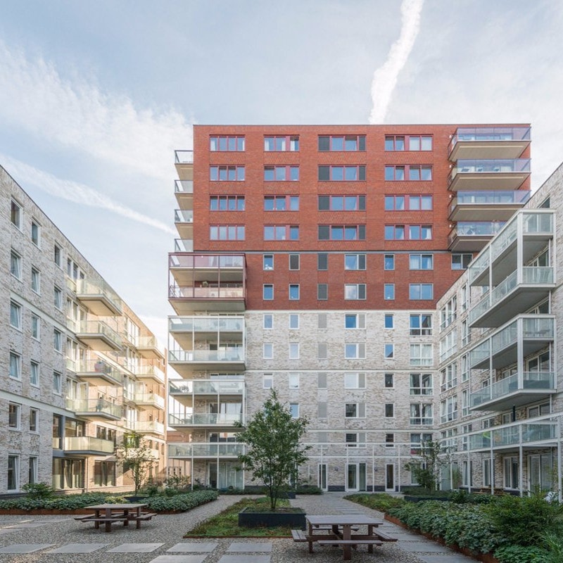 In de wijk Oud-West te Amsterdam is het project Kwintijn verrezen met in totaal bijna 300 woningen met twee besloten binnentuinen.