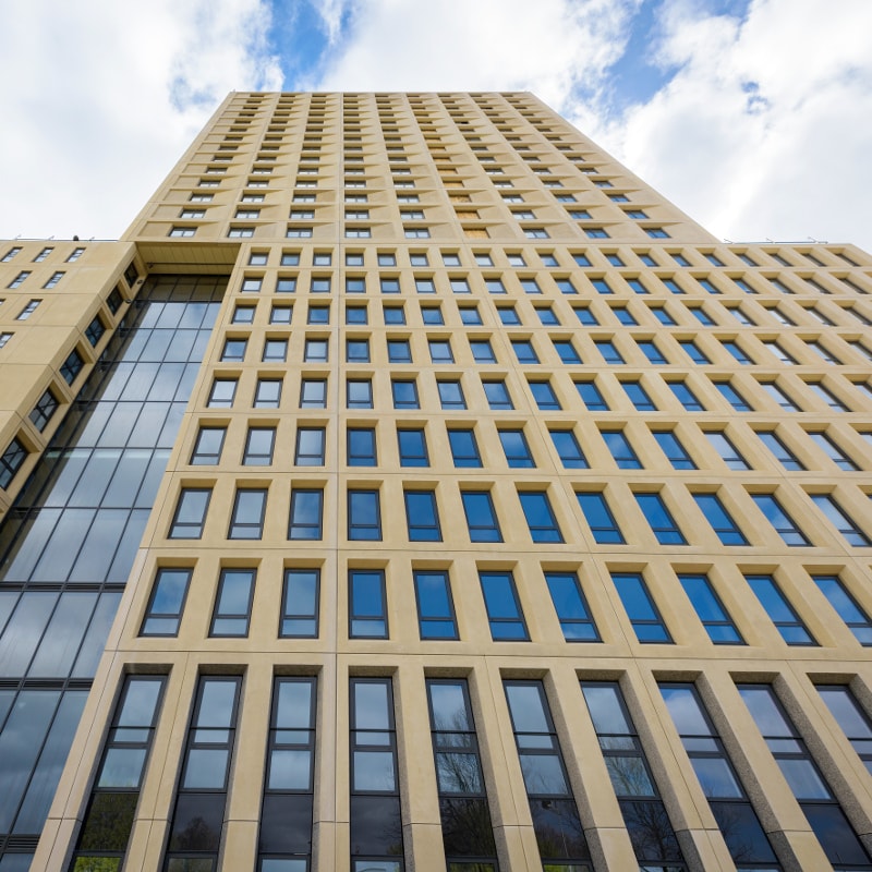 In de Amsterdamse wijk Nieuw-West is het project ‘Little Manhattan’ verrezen. Het woongebouw biedt in totaal ruimte aan 869 woningen.