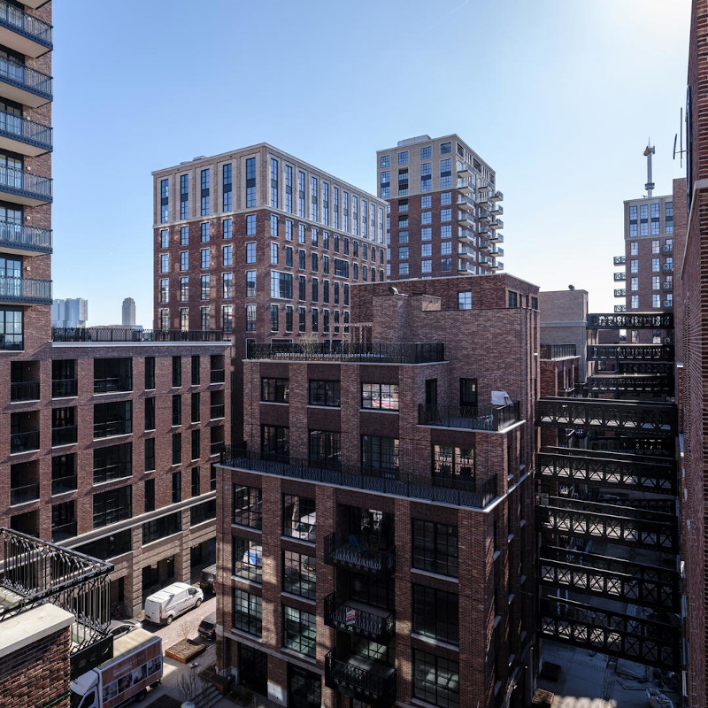 Een project in hartje Rotterdam, bestaande uit 15 gebouwen met daarin 300 appartementen, lofts en studio's gecombineerd met kantoorruimtes, ontmoetingsplekken, horeca, ateliers en winkels.