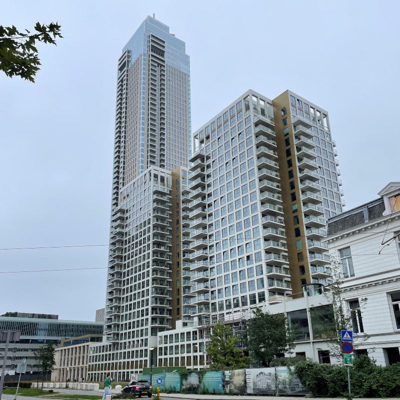 De Zalmhaven bestaat uit 485 hoogwaardige appartementen verdeeld over drie woontorens. De Zalmhaven I met 256 appartementen, is met 215 meter het hoogste gebouw van de Benelux.