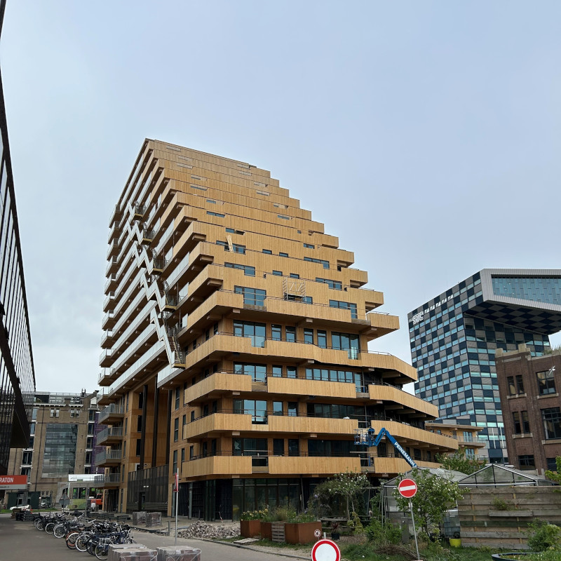 SAWA is gerealiseerd op de Rotterdamse Lloydpier en bestaat uit 109 woningen, verdeeld over 39 koopwoningen, 50 middenhuurwoningen en 20 vrije sector huurwoningen.