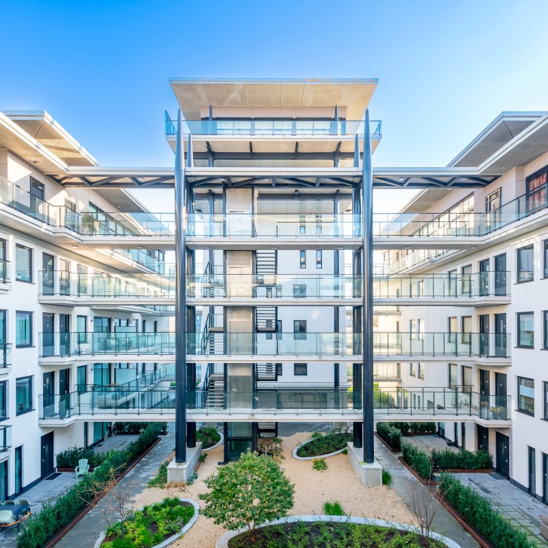 In het hart van Amstelveen heeft Wouters Totaal Afbouw bijgedragen aan de transformatie van het voormalige KPMG-hoofdkantoor naar het prestigieuze wooncomplex The Mayor.